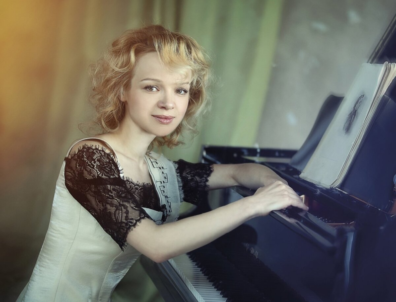 Родила от Джигарханяна спустя 5 лет после его ухода? Зачем Цымбалюк-Романовская скрывает имя отца ребенка и куда делось наследство актера.