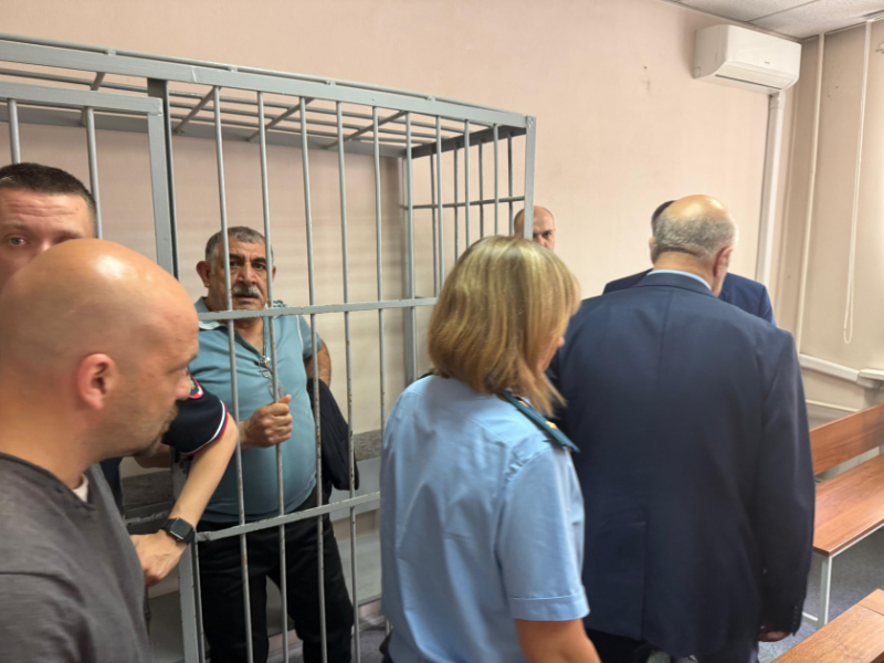 "Нити этого дела тянутся на самый верх": почему после массового задержания этнической ОПГ в Екатеринбурге в Баку начали "биться в истерике".