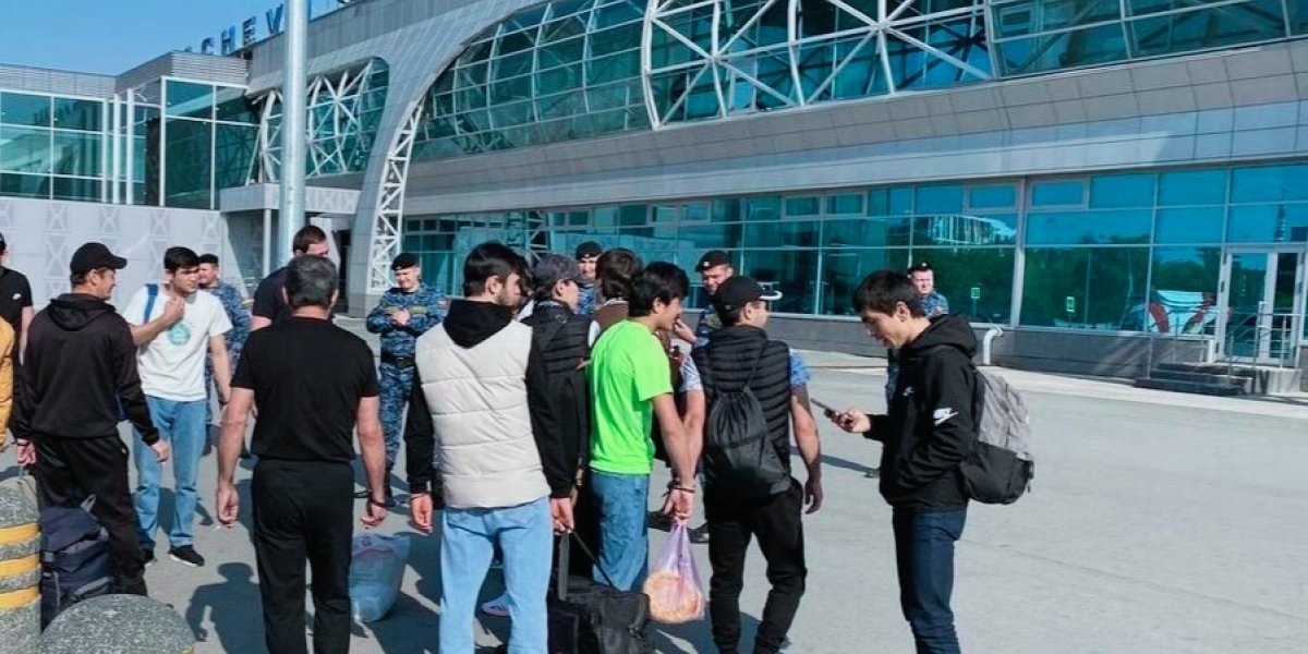 Мигранты были рады что есть работа в другой стране, но узнали условия и поняли что никто их там не ждёт с мешком денег и  в РФ лучше