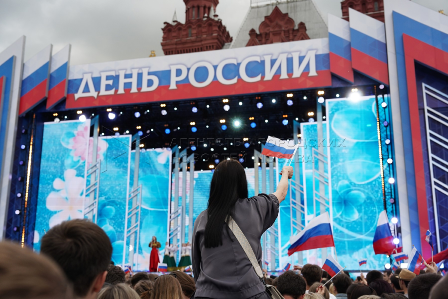 Безумные пляски Губерниева, еле стоящий на ногах Лещенко, похожий на мумию Михайлов: позорище звезд на Красной площади в День России.
