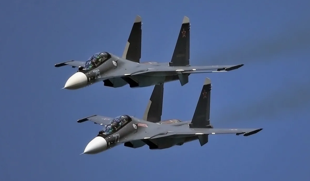 Их называли "убийцы Су-35", но они не смогли и с Су-30. Наши истребители легко прогнали пару "перехватывавших" их шведских JAS-39 "Грипен"