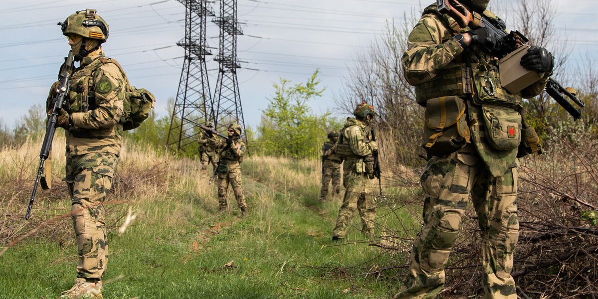 ТАСС: Бойцы «Запада» восемь км несли на носилках раненого пленного офицера ВСУ