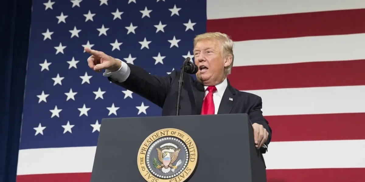 Трамп начал с повторения угроз в адрес БРИКС, а опустился до личных оскорблений Дмитрия Медведева