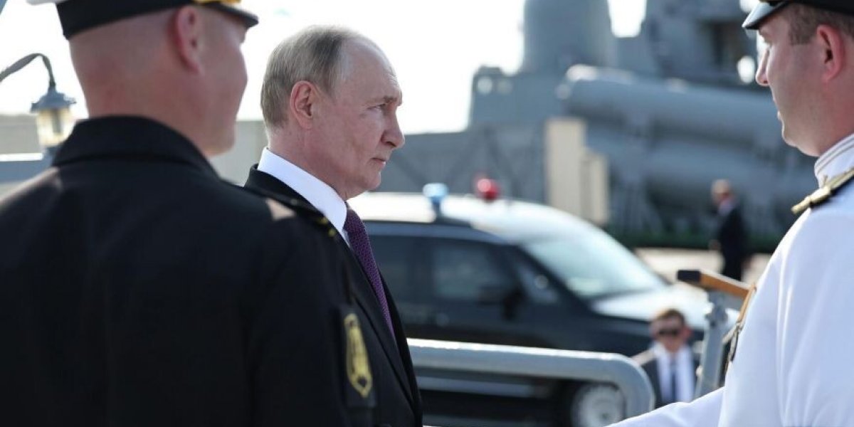 Путин посетил фрегат. Утром судно отражало атаки ВСУ на Ленобласть