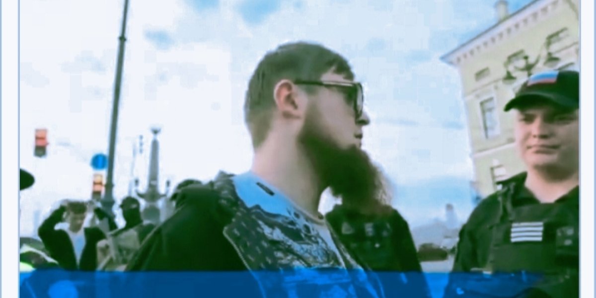 Приезжий с важным видом показал документы, но проверяющие  засмеялись: а это что