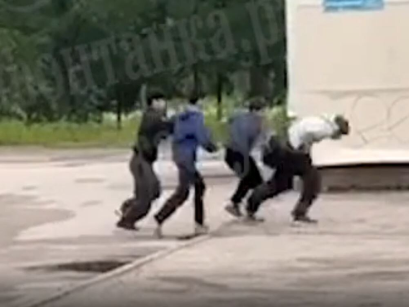 Семьи несовершеннолетних мигрантов, которые избили нашего мальчишку, депортировали. И это всё? А где реальное наказание?