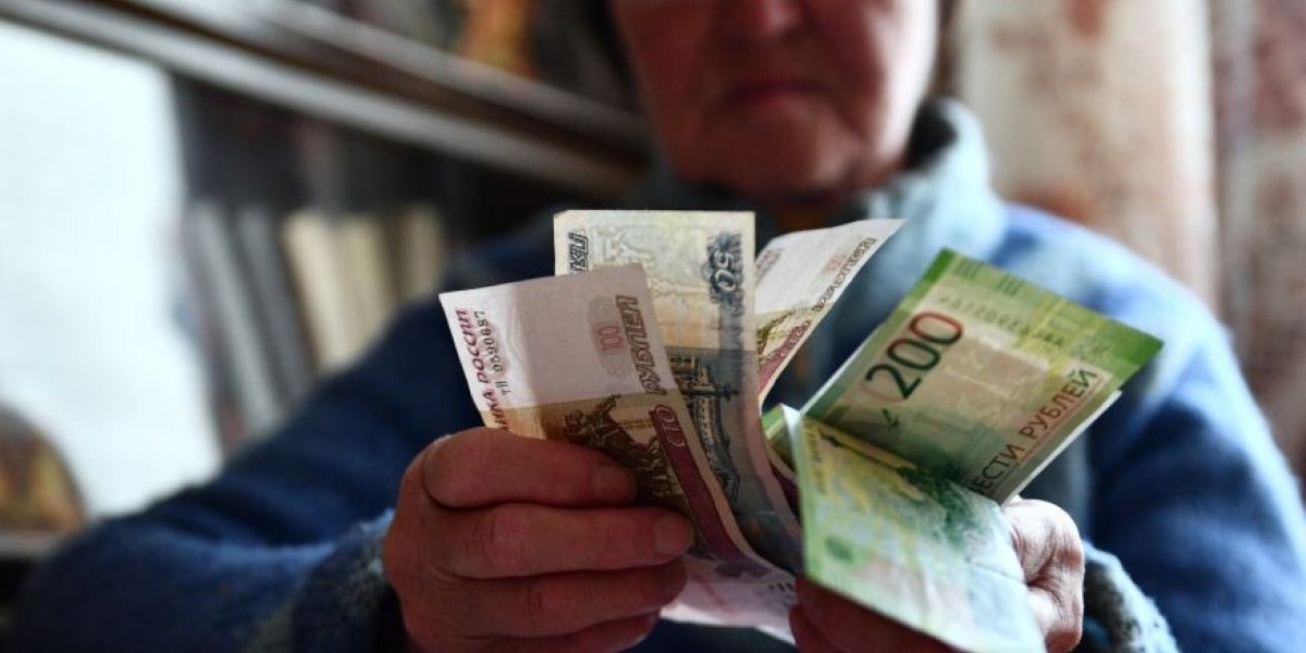 Россиянам могут резко снизить зарплаты из-за падения производства: прогноз экономиста