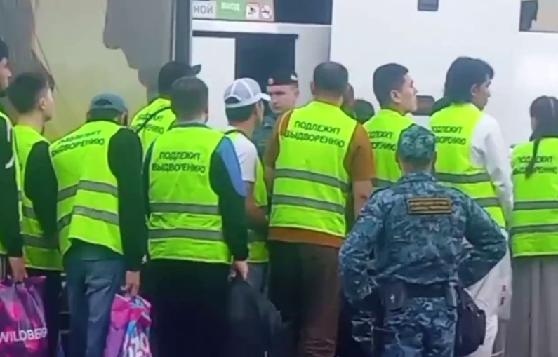 «Эта вещь унижает наше достоинство!»: мигранты возмущены требованием надевать жилеты с надписью «Подлежит выдворению».