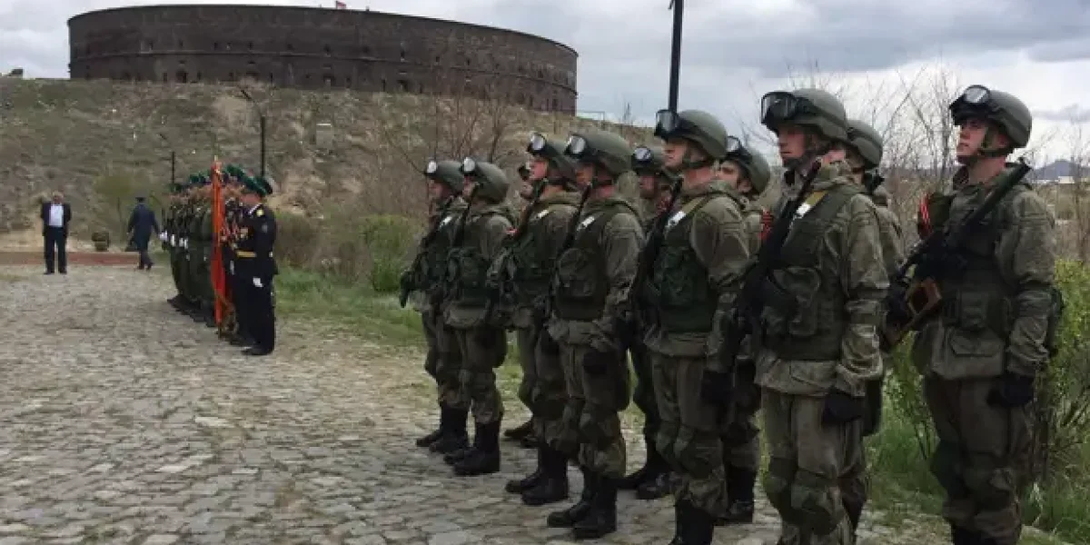 Выхода не осталось, это подготовка к войне с Азербайджаном. Как угодно надо выкидывать Пашиняна и мириться с Грузией