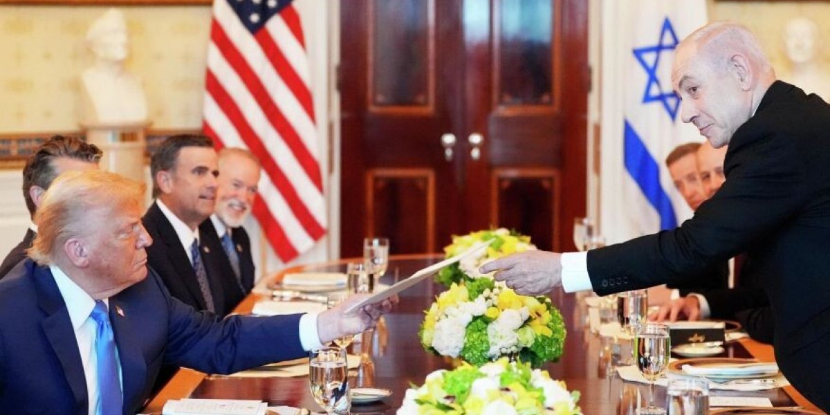 Нетаньяху подарил Трампу необычный подарок