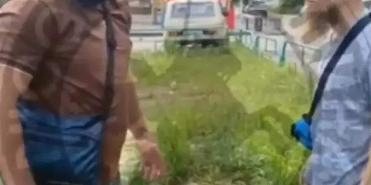 Сел на лавочку у дома и открыл огонь из пневмовинтовки по голубям. "У нас в Казахстане так можно, ваши законы не волнуют"