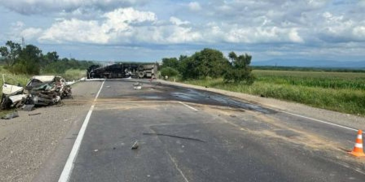 ДТП с контейнеровозом перекрыло федеральную трассу "Уссури"