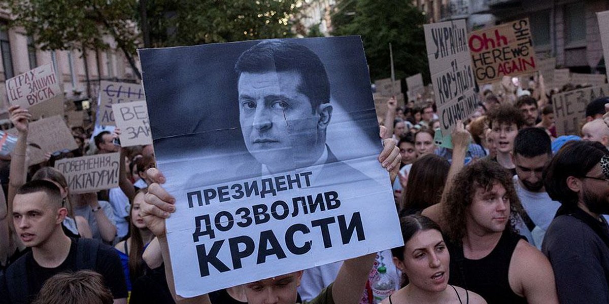 «Ущерб необратим»: во время массовых протестов Зеленский получил странный приказ от Запада — СМИ