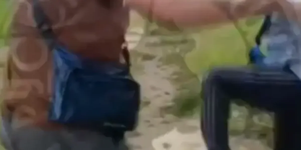 Сел на лавочку у дома и открыл огонь из пневмовинтовки по голубям. "У нас в Казахстане так можно, ваши законы не волнуют"