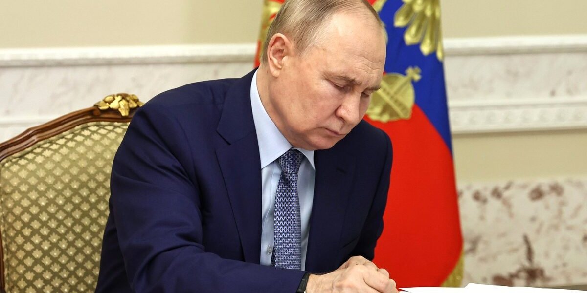 Путин разрешил лицам без гражданства служить по контракту в армии России