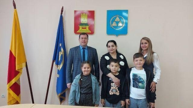 «И снова улыбки на их смуглых лицах»: власть подарила квартиру еще одной многодетной семье, которая, по мнению людей, её не заслуживает.