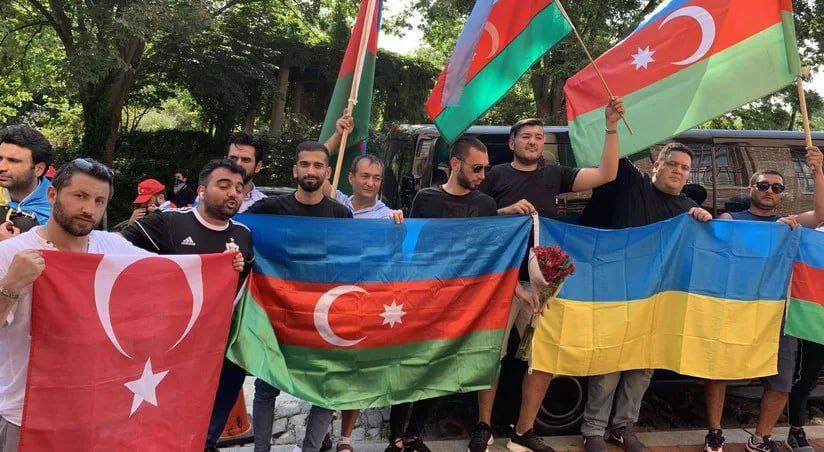 Западу нетрудно было обмануть Ильхама Алиева, который сам обманываться рад