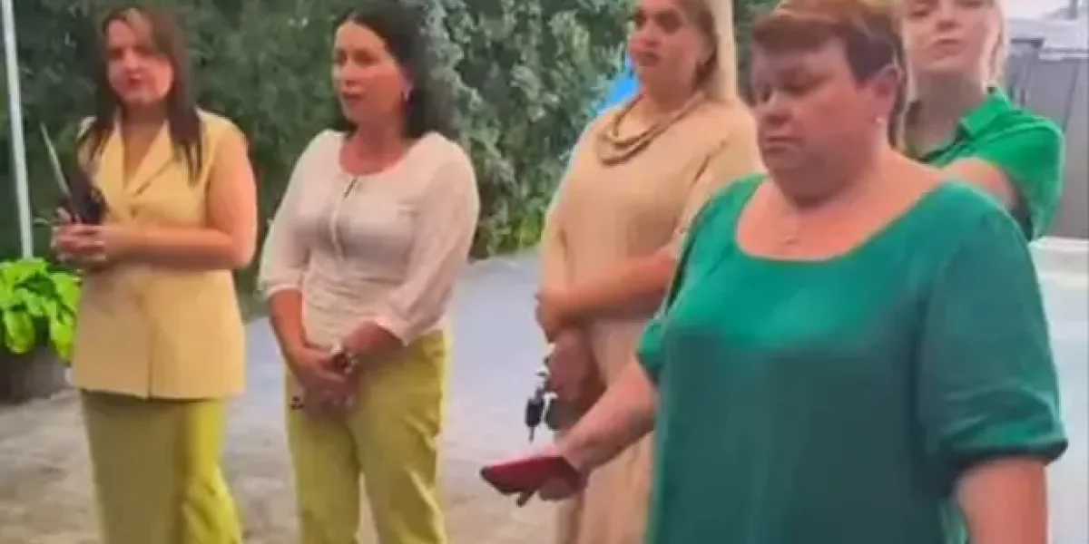 "Сами рвите траву и собирайте мусор!". Весь коллектив детсада уволился прямо посреди рабочего дня