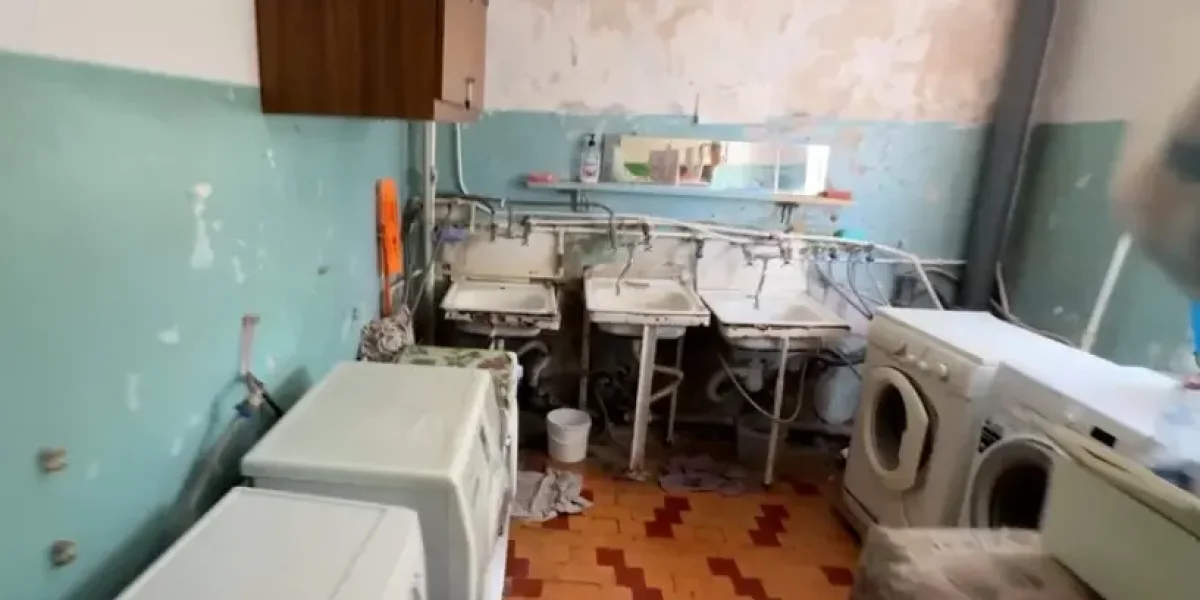 Жильцы аварийного общежития в Новороссийске требуют срочного переселения: СК РФ начал проверку