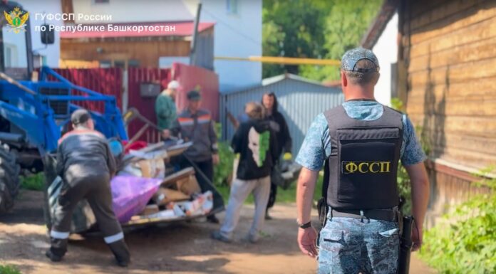 Судебные приставы очистили дом пенсионера из Уфы от многолетних завалов