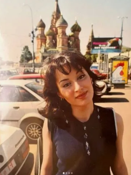 Тайно "родила" в 50 лет и наслаждается счастьем с молодым мужем: как Тина Канделаки построила своё семейное счастье.