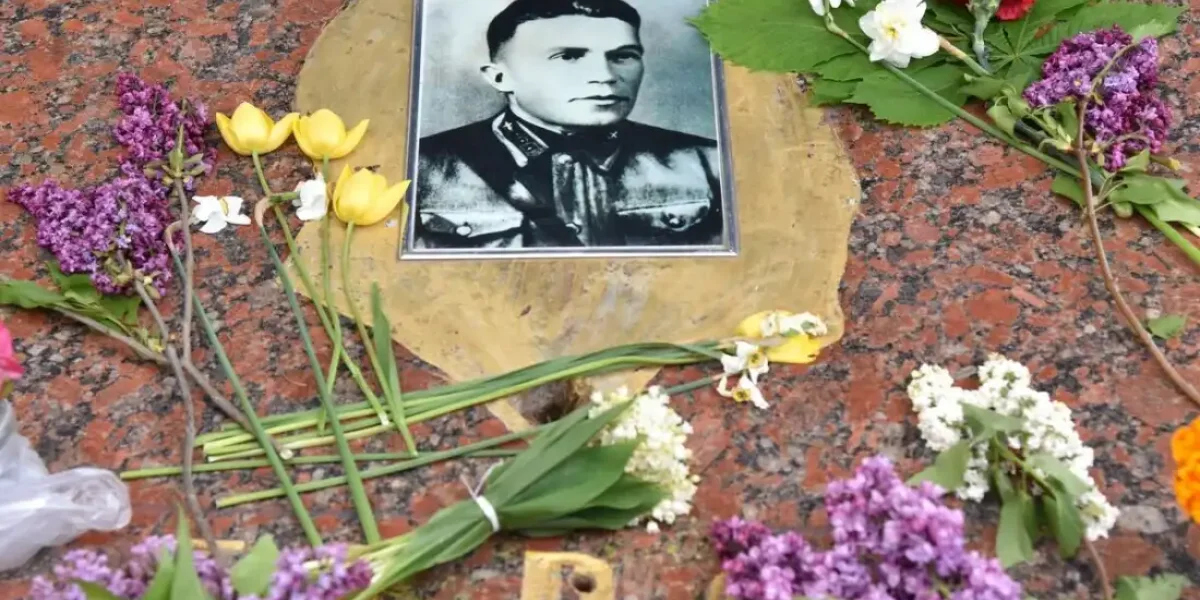 Мединский оказался прав: даже Киеву стыдно за своих гауляйтеров. Мордовороты с кувалдами устроили лютую дичь