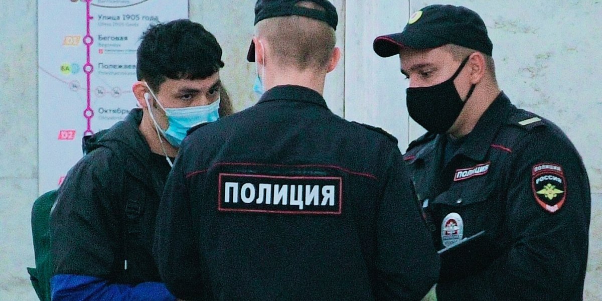 Приезжий с важным видом показал документы, но проверяющие  засмеялись: а это что