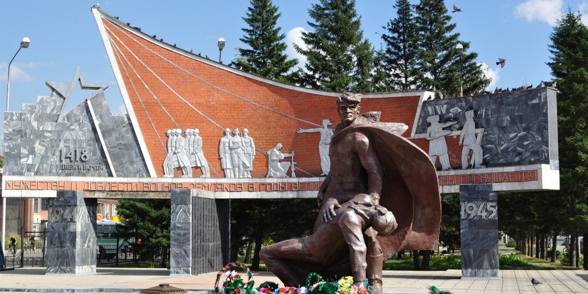 Может скоро и плов придут готовить с шашлыком: приезжие подростки выбрали себе место для игры у Вечного огня и сушат одежду