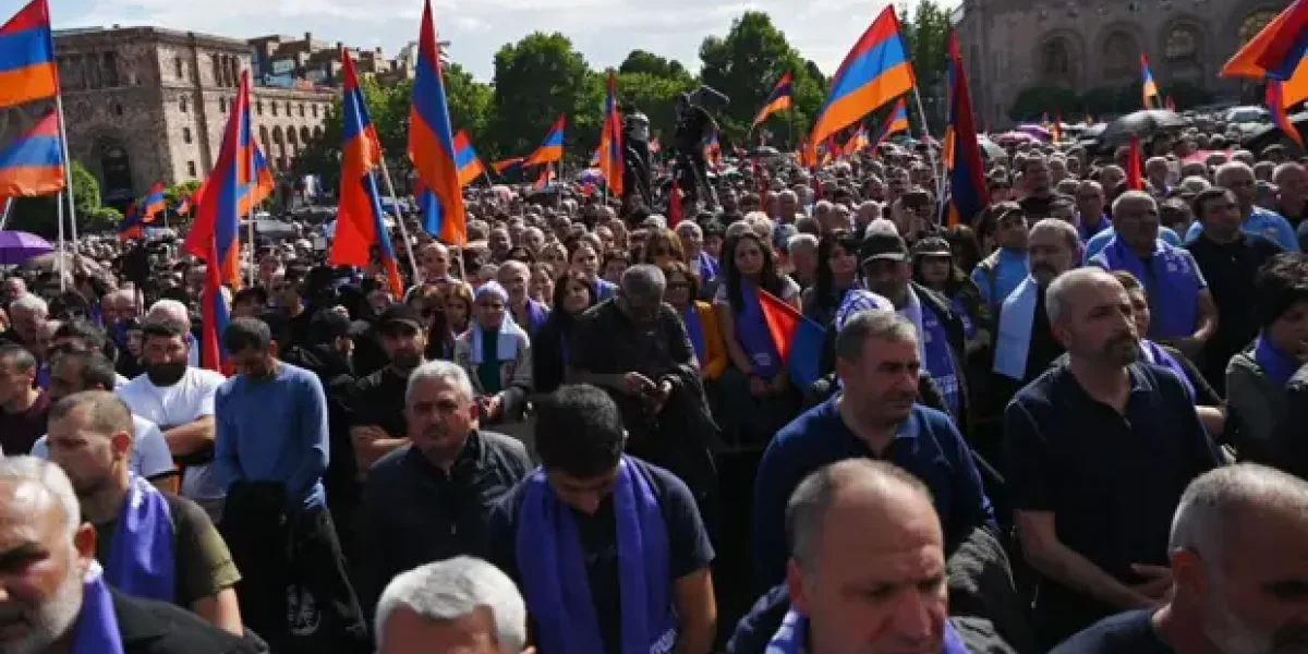 Выхода не осталось, это подготовка к войне с Азербайджаном. Как угодно надо выкидывать Пашиняна и мириться с Грузией