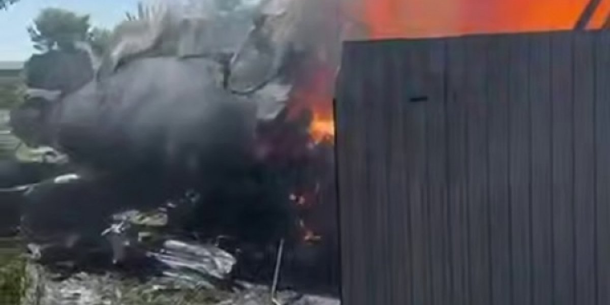 Самолёт упал на жилые дома в Татарстане