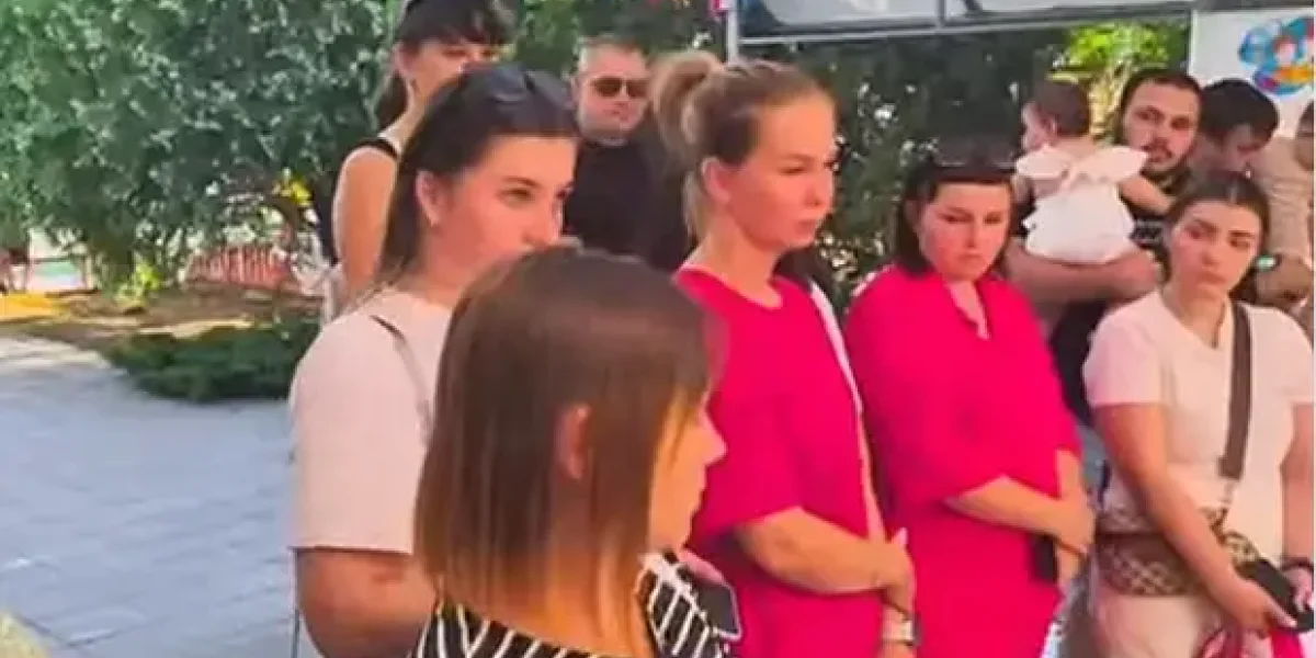 "Сами рвите траву и собирайте мусор!". Весь коллектив детсада уволился прямо посреди рабочего дня
