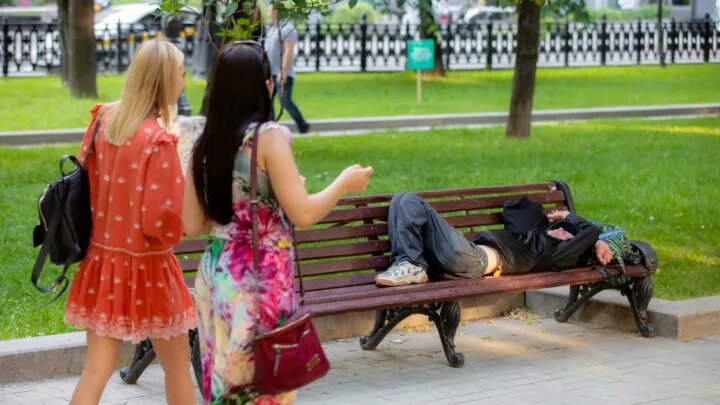 "То, что вы делаете, – это просто унизительно": Американка обрушилась на русских женщин. А мужчина из США расплакался