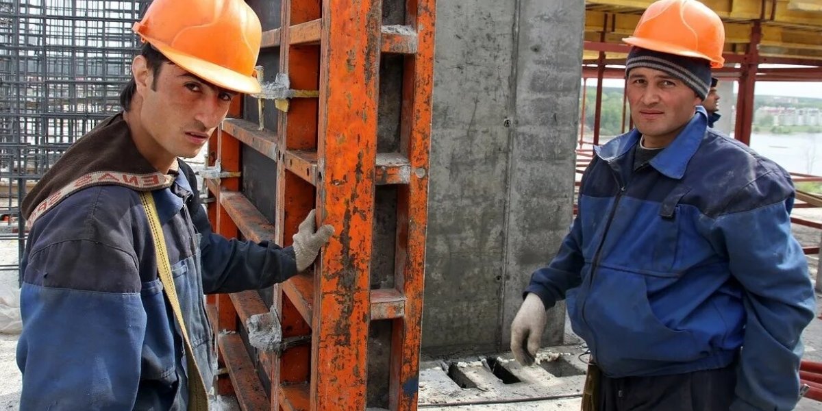 Мужики в Сибири быстро охладили пыл мигранта, который хотел поближе с местной девушкой познакомиться
