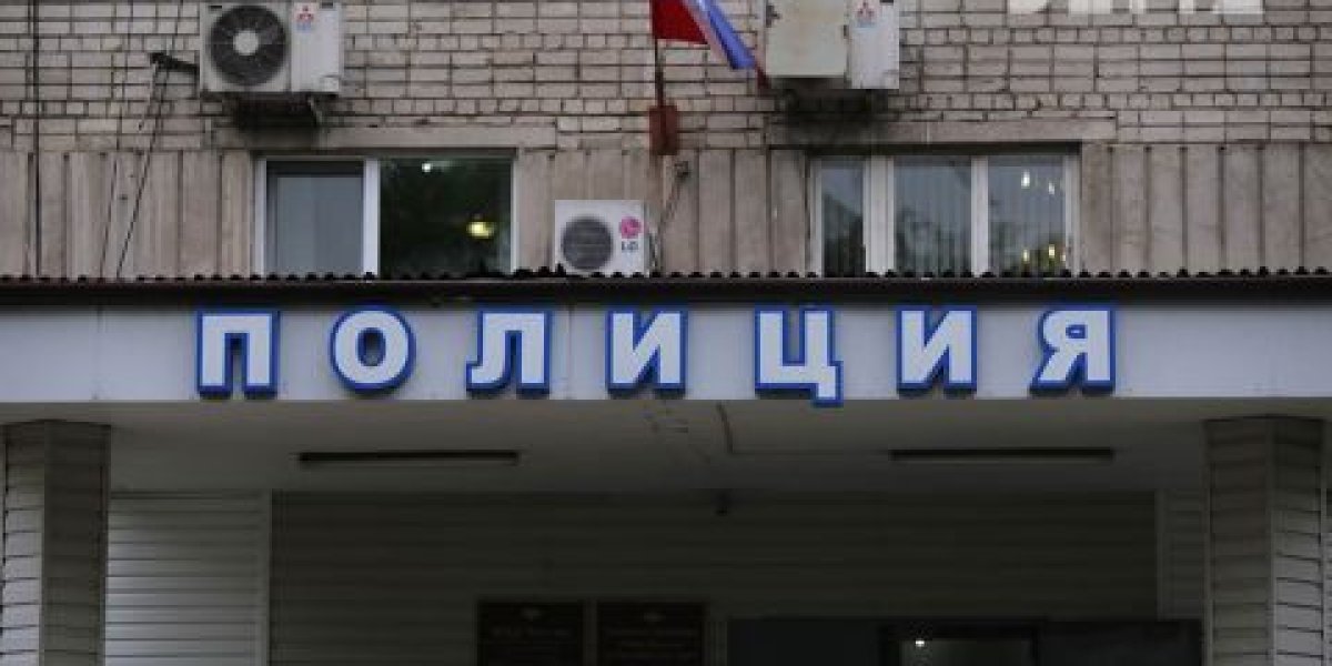 Стрельбу по окну квартиры расследует полиция Владивостока