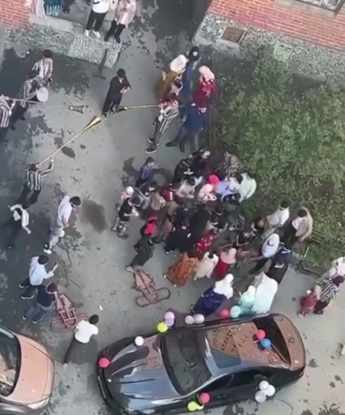 "Э, брат, какой потише, у нас праздник! Понимать надо!": мигранты с размахом отметили свадьбу на детской площадке с шашлыками и пловом.