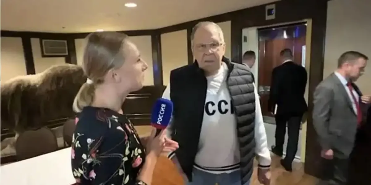«Русские вернулись»: Лавров обескуражил Запад, прибыв на Аляску в толстовке с надписью «СССР»