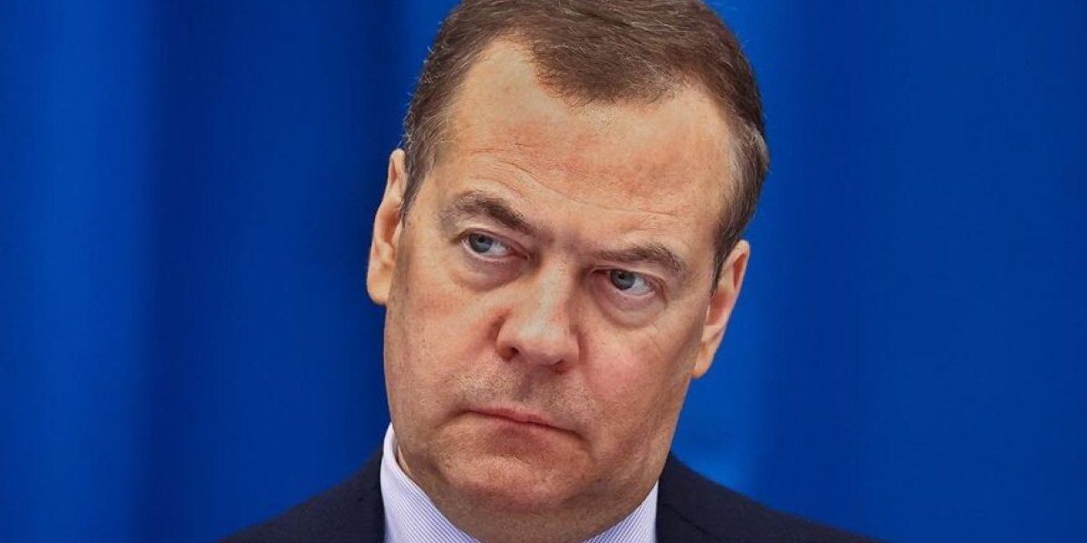 «Король курятника»: Медведев жестко прошелся по Макрону