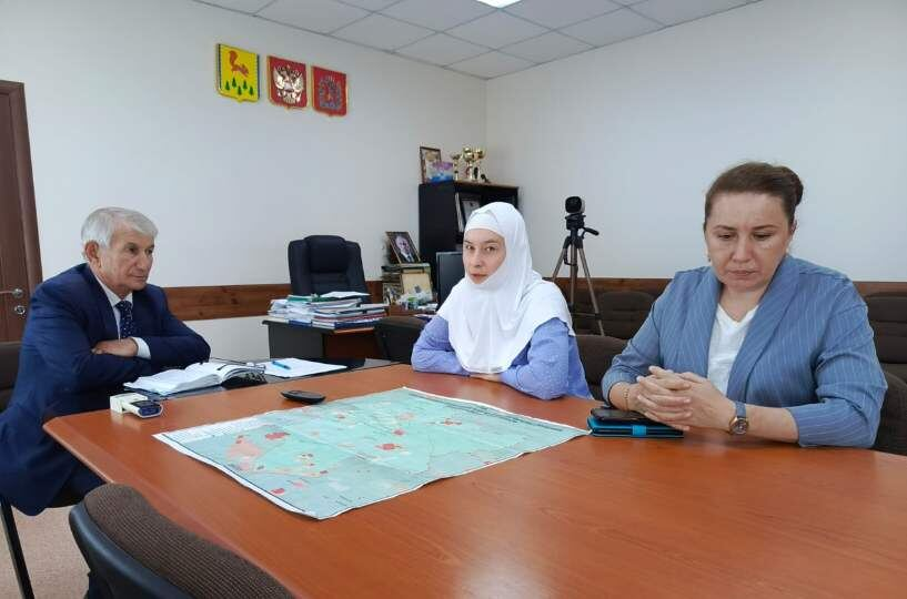 «А если у ребёнка на шее православный крест, она его примет или потребует снять?»: новый педиатр в хиджабе возмутил пациентов.