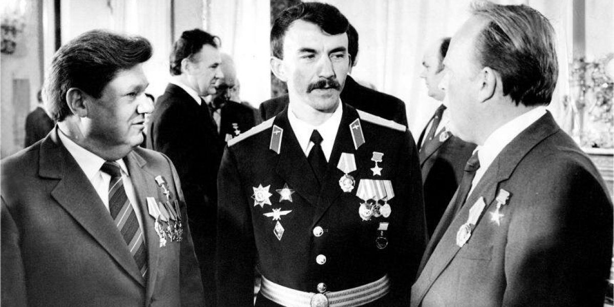 Нарушил приказ и полетел за окруженным десантом ВДВ
