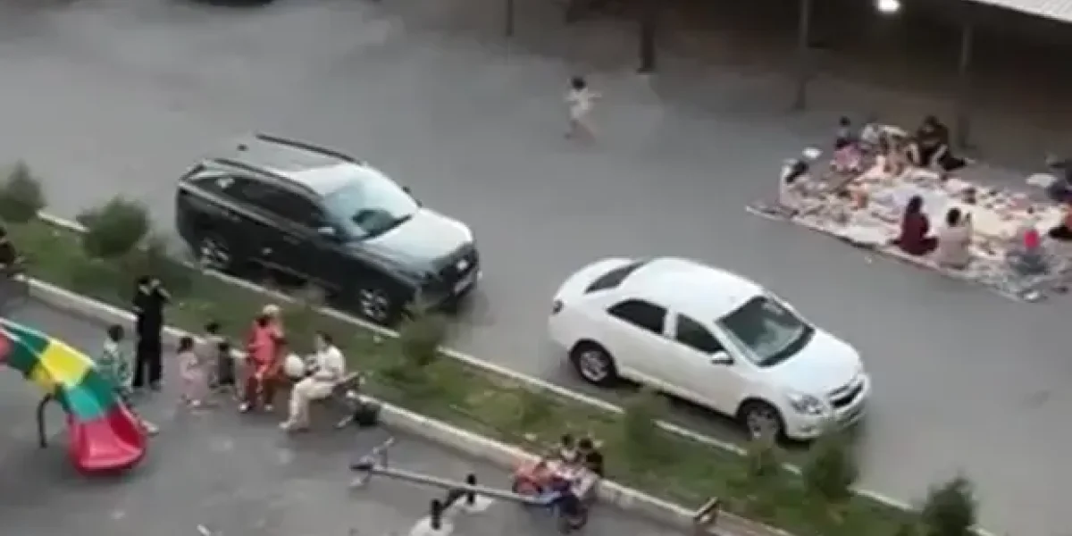 Такого еще не было! Приезжие дамы расстелили ковер для праздника плова прямо на асфальте во дворе многоэтажки