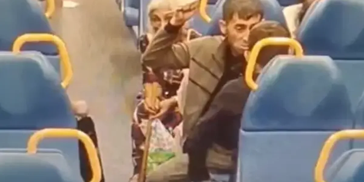 «Ты кому это сказал? Теперь молись!» Приезжий в электричке достал нож и ударил. Видео