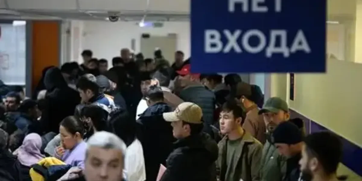 Мигранты из Средней Азии не могут въехать в Россию. Что теперь делают пограничники?