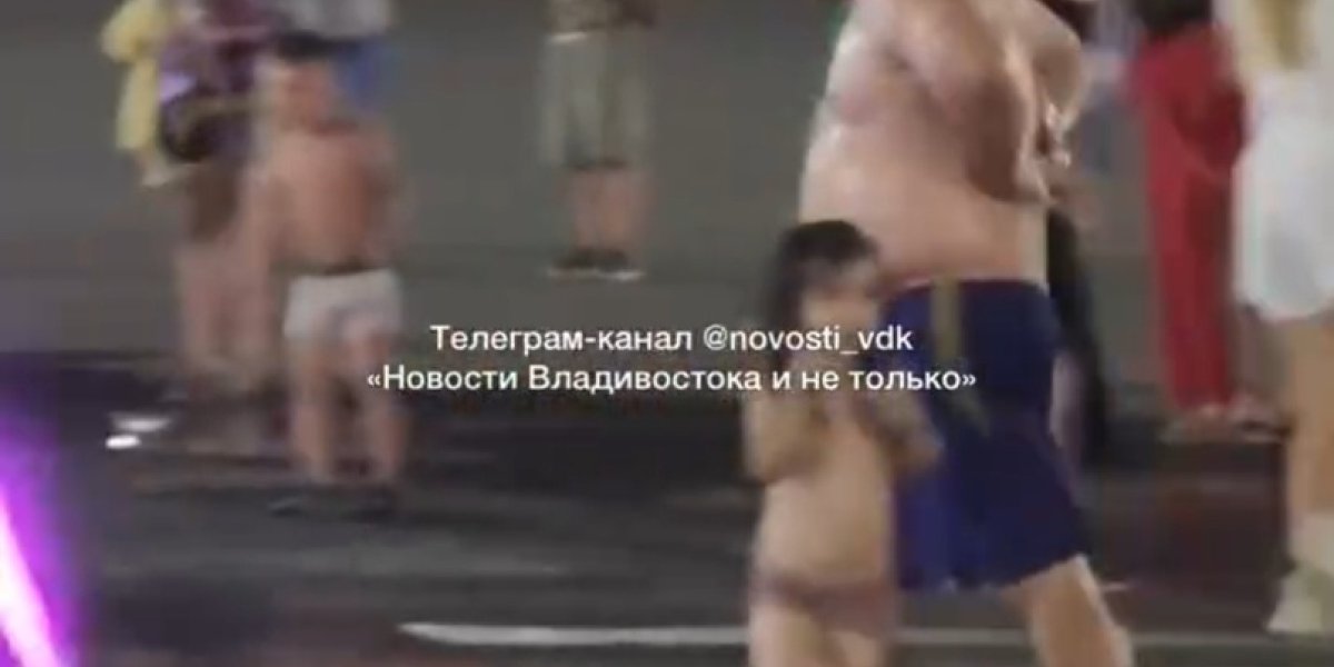 Пора завязывать с нашей толерантностью: приезжий как в душе моется с мылом в фонтане Владивостока