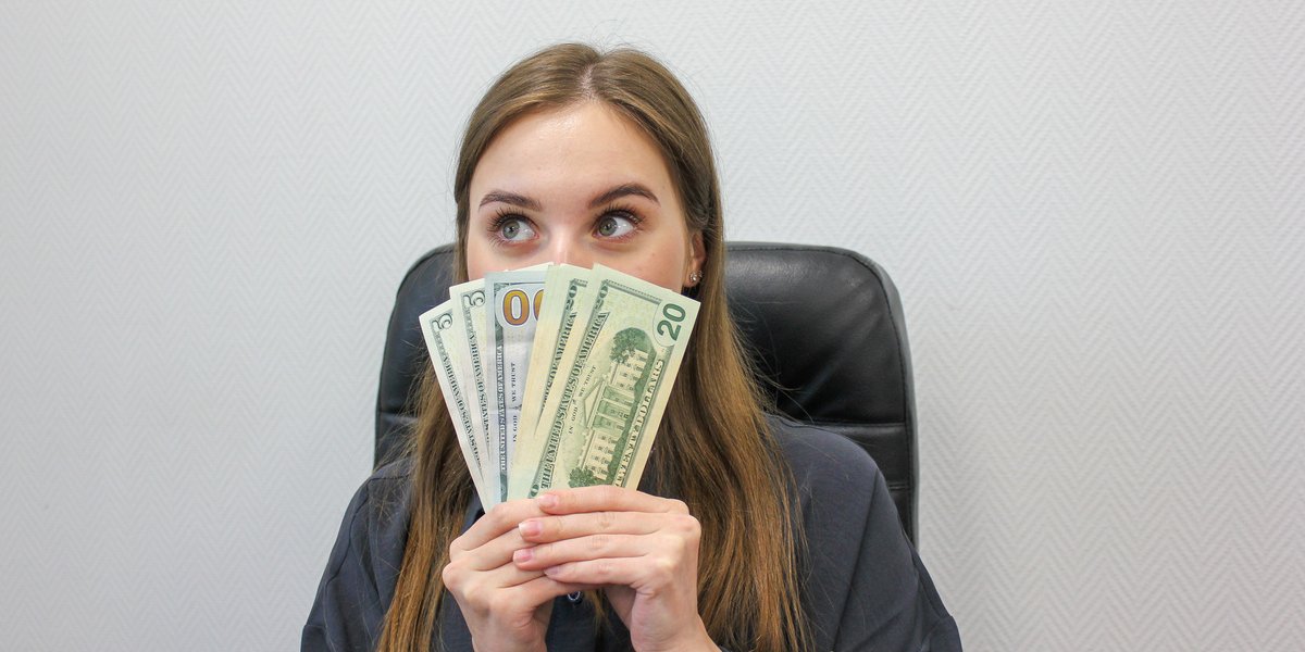 Зарплаты бюджетников в России вырастут осенью: правительство выделило средства