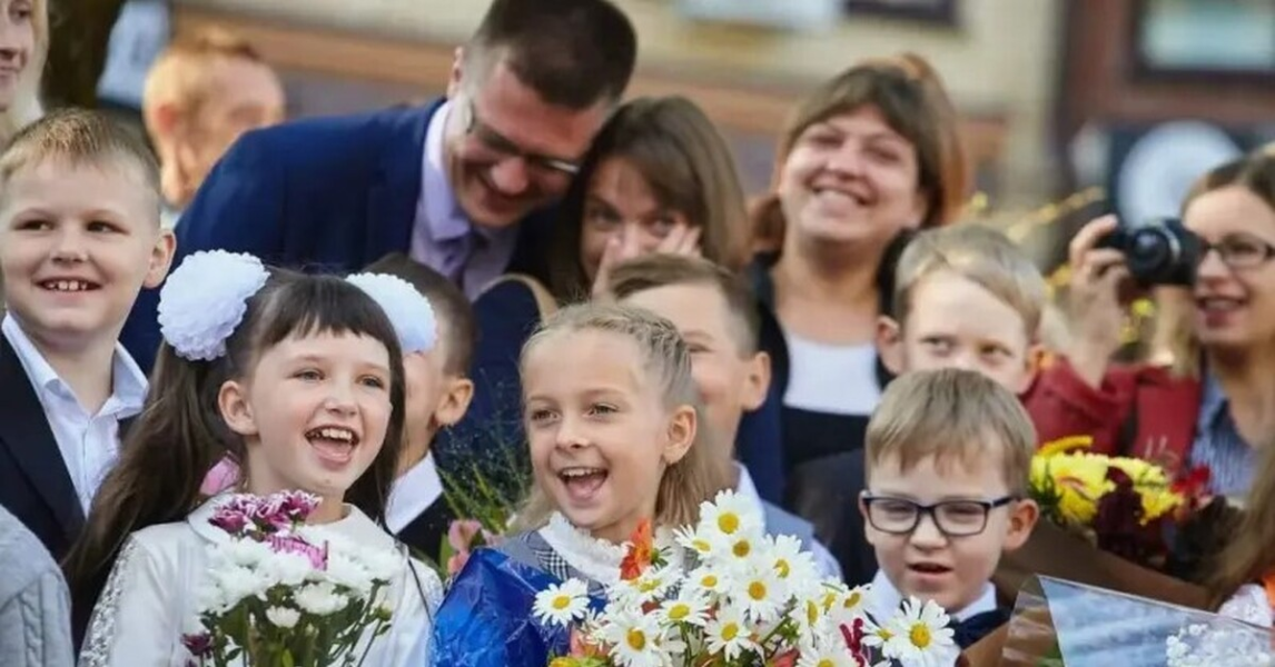Родители не выдержали и устроили бунт: 500 детей не смогут пойти 1 сентября в обычную школу, так как за 10 дней до учебы её сделали платной.