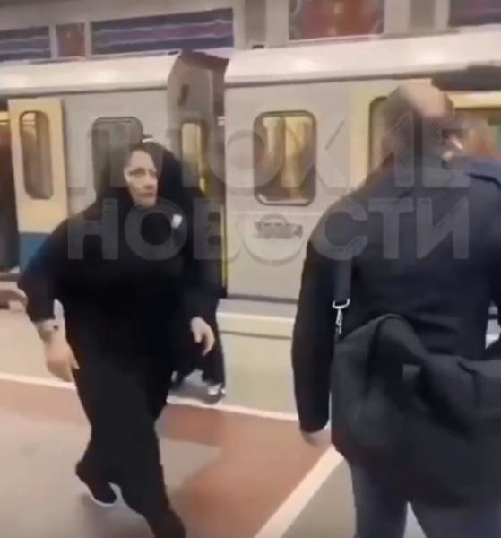 После безобидного замечания в метро дамы в хиджабах набросились на нашего мужика с кулаками. Пришлось вызывать полицию.