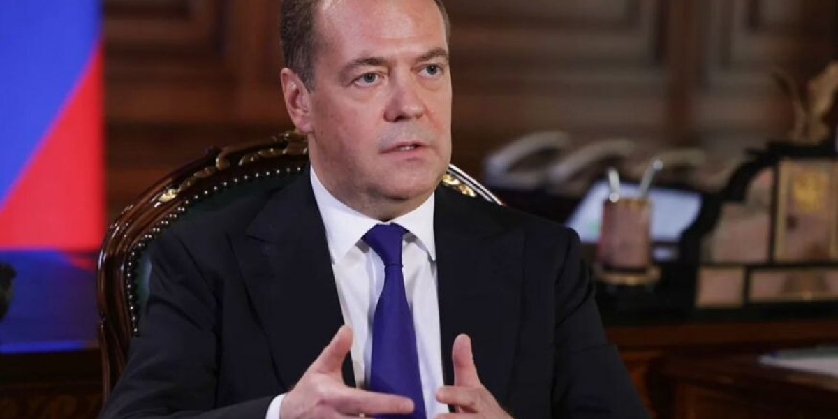 Медведев назвал президента «Королём курятника». «Почему мы живём так бедно?»: главное к утру