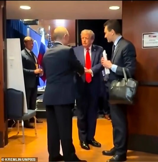 Момент, когда ноги Путина подозрительно дёргаются во время прощания с Трампом