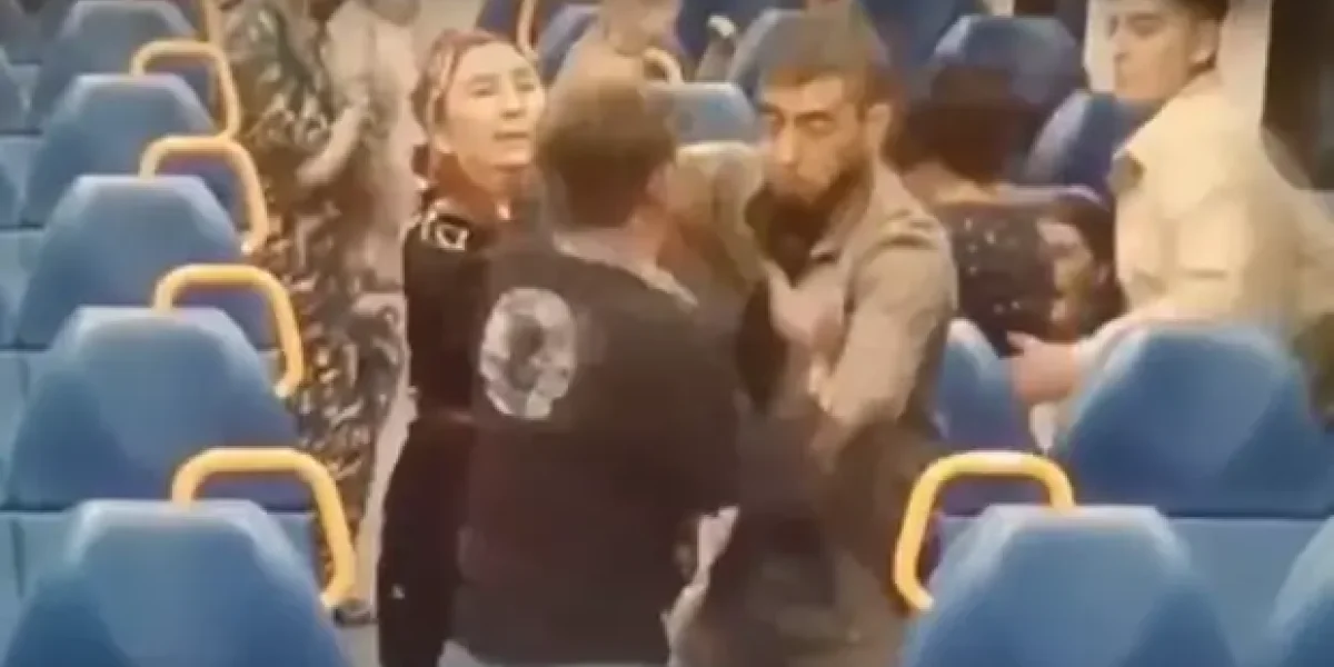 «Ты кому это сказал? Теперь молись!» Приезжий в электричке достал нож и ударил. Видео