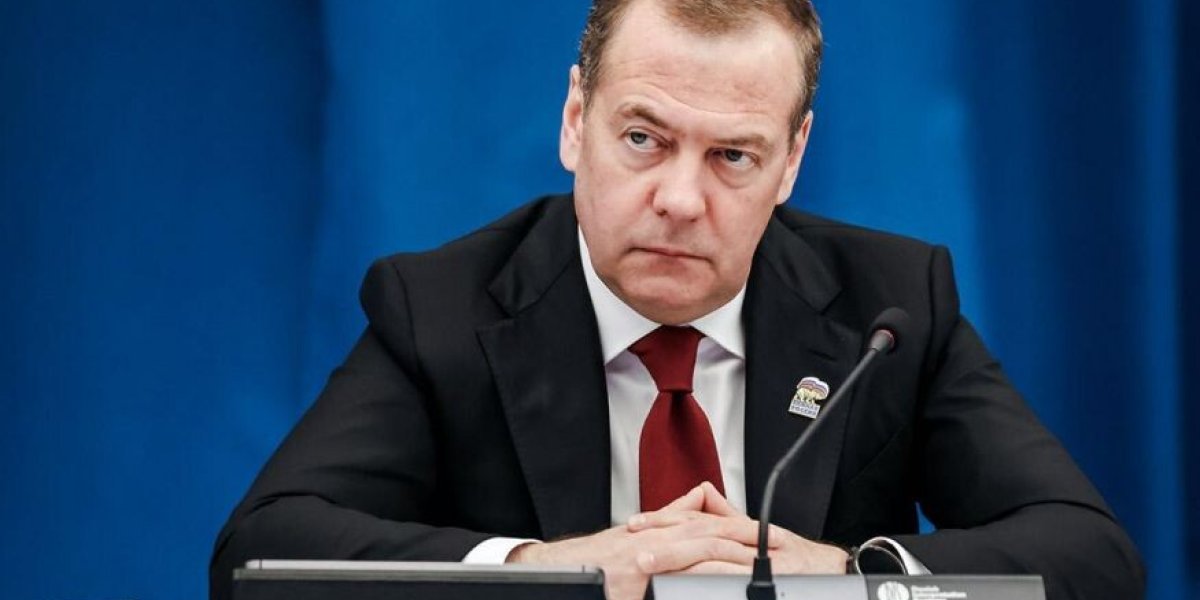 «Медведев получил приказ: агрессия в сторону США продолжится. Кремль уберет его в любой момент»: INSIDER BLACK
